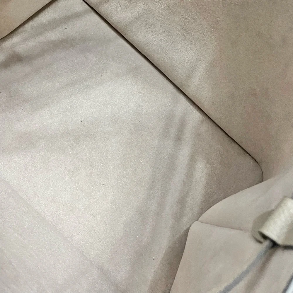 Louis Vuitton NeoNoe Giant Flower Monogram
Gray Cream Leather Bag & Pouch - Picture 7 of 10